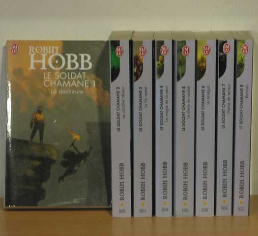 Hobb Robin, Le soldat chamane 1, 2, 3, 4, 5, 6, 7 & 8 - La d&eacute;chirure ; Le cavalier r&ecirc;veur ; Le fils rejet&eacute; ; La magie de la peur ; Le choix du soldat ; Le ren&eacute;gat ;  Danse de terreur & Racines
